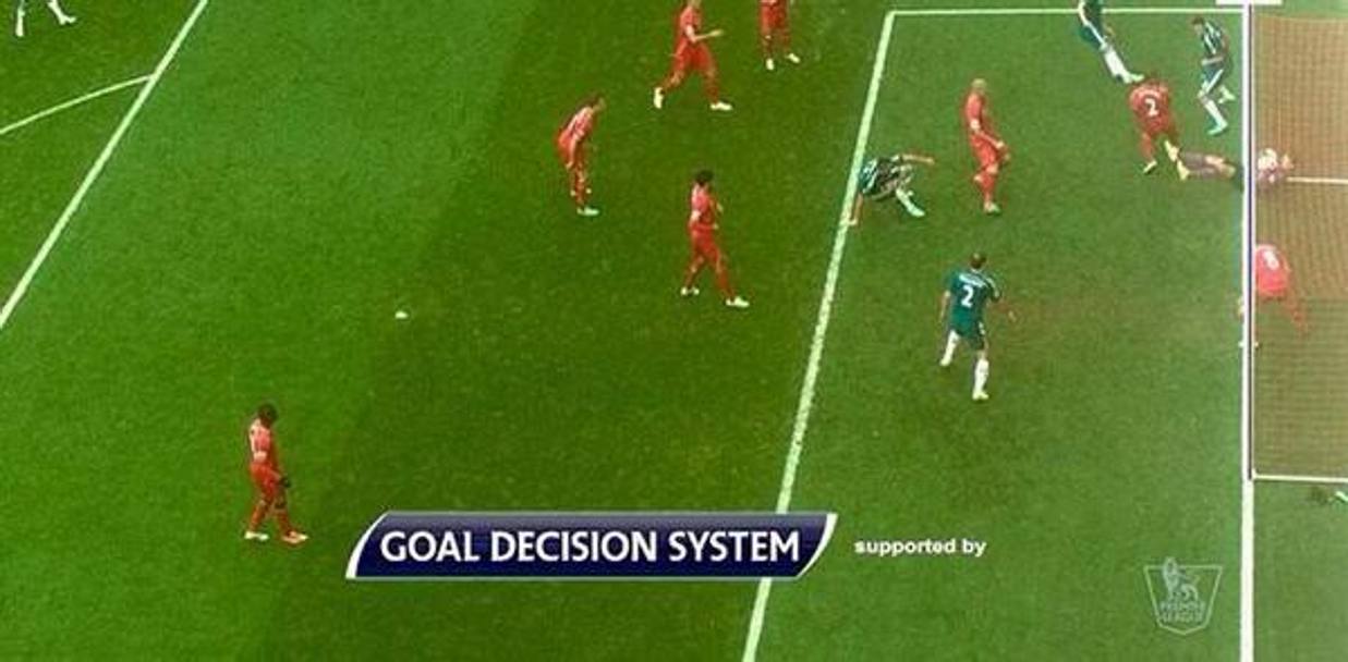 La goal line technology dimostra che il pallone ha oltrepassato la linea bianca. Twitter